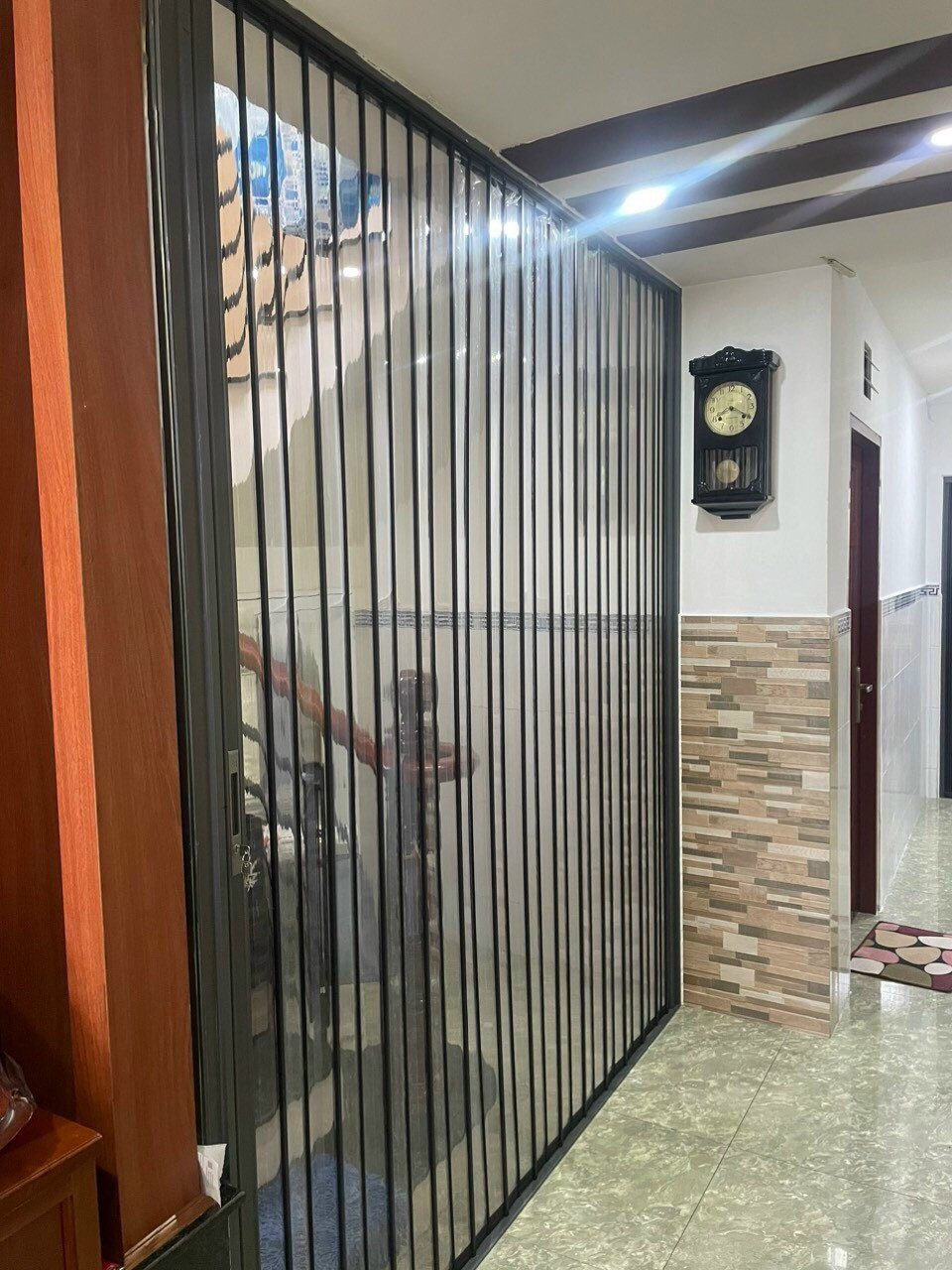 Cửa Xếp Lá Nhôm Đặc tại Quận 2 - TP HCM: Giải Pháp Sang Trọng, Chống Nắng Tối Ưu